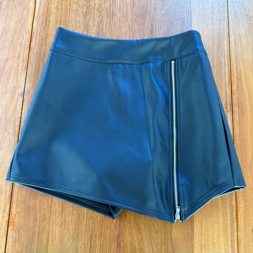 FASHION NOVA • Women’s Small Fuax Leather Skort